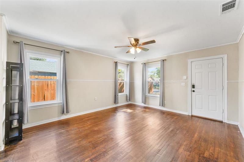 1121 Hudgins Avenue, Fort Worth TX 76111 - Photo 6