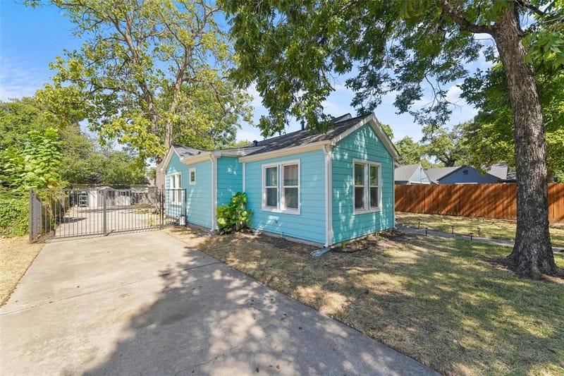 1121 Hudgins Avenue, Fort Worth TX 76111 - Photo 4