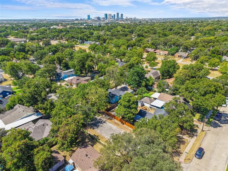 1121 Hudgins Avenue, Fort Worth TX 76111 - Photo 25