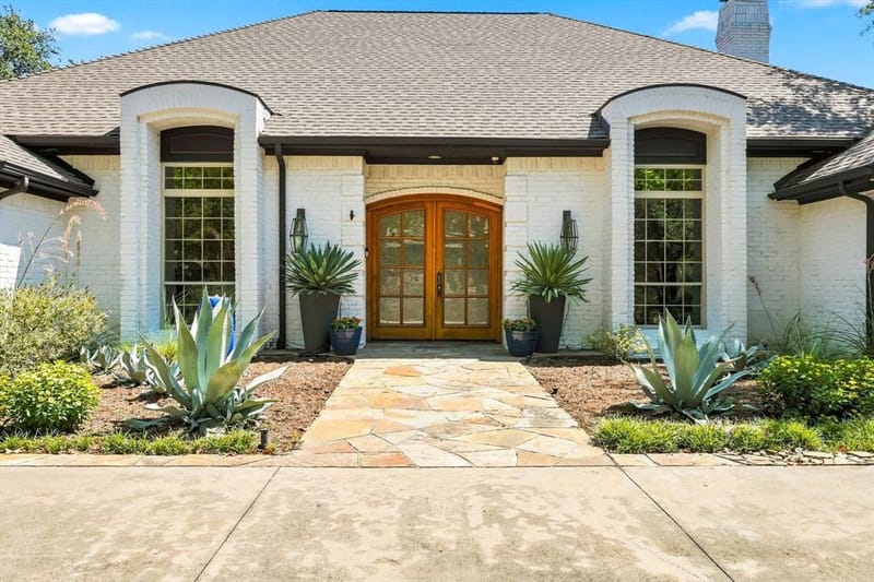 5702 Club Oaks Drive, Dallas TX 75248 - Photo 2