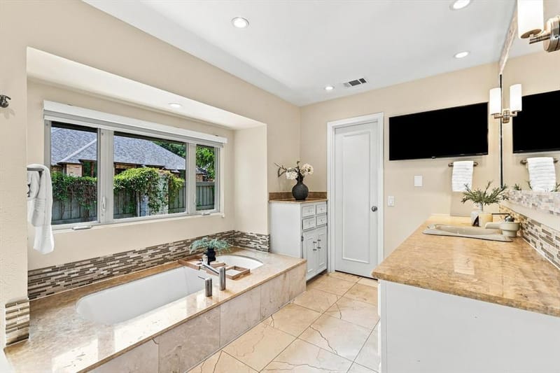 5702 Club Oaks Drive, Dallas TX 75248 - Photo 14