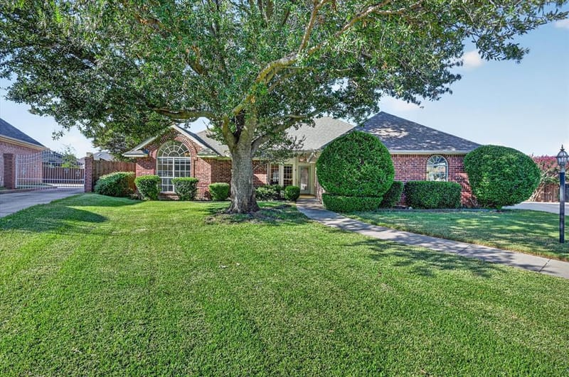 729 Bent Tree Court, Hurst TX 76054 - Photo 2