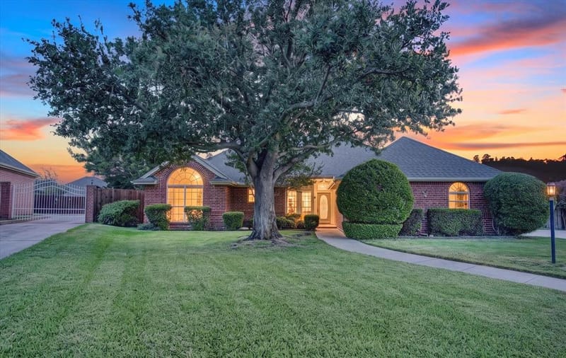 729 Bent Tree Court, Hurst TX 76054