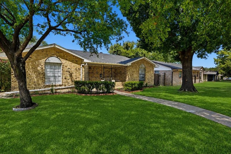 831 Kelso Drive, Dallas TX 75211
