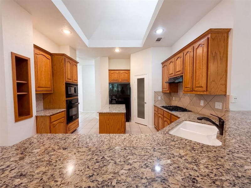8526 Vista Grande Drive, Dallas TX 75249 - Photo 11