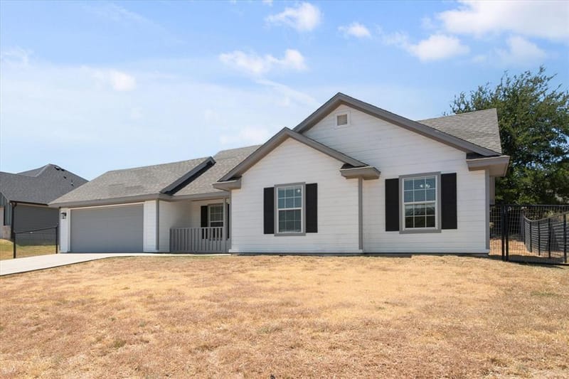 624 Lunar Circle, Granbury TX 76049 - Photo 4