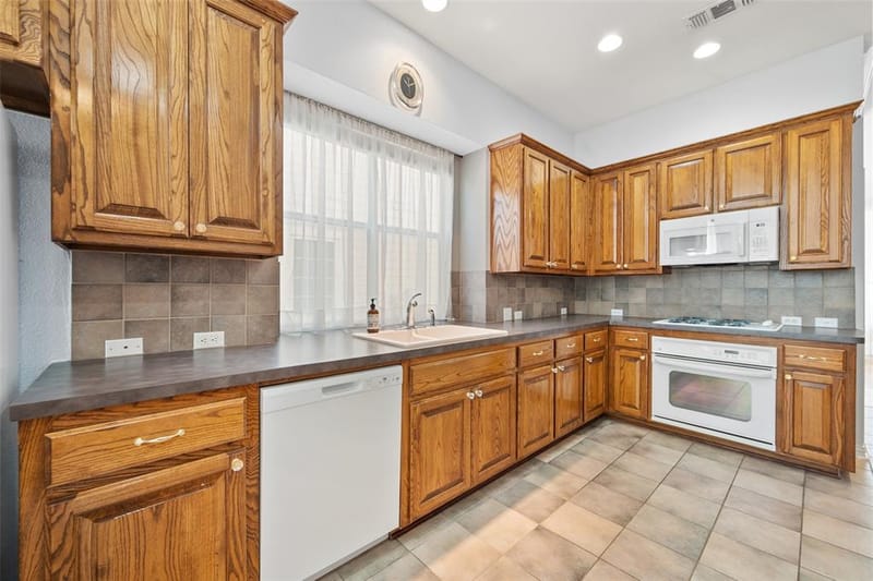 2405 Moon Dance Court, Arlington TX 76001 - Photo 12