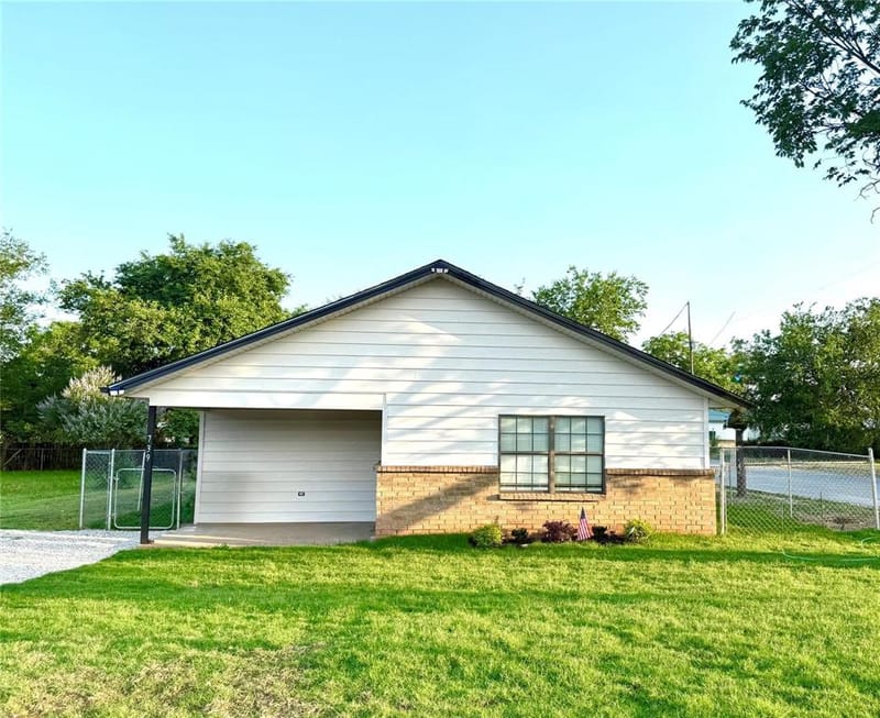 739 W Pine Street, Jacksboro TX 76458