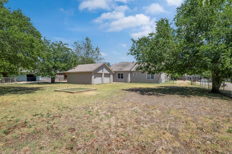 805 S Tyler Street, McGregor TX 76657 - Photo 32