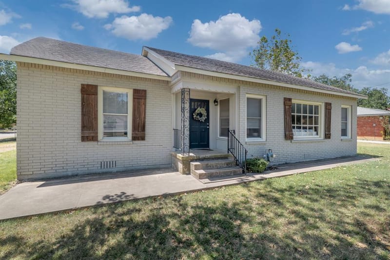 805 S Tyler Street, McGregor TX 76657
