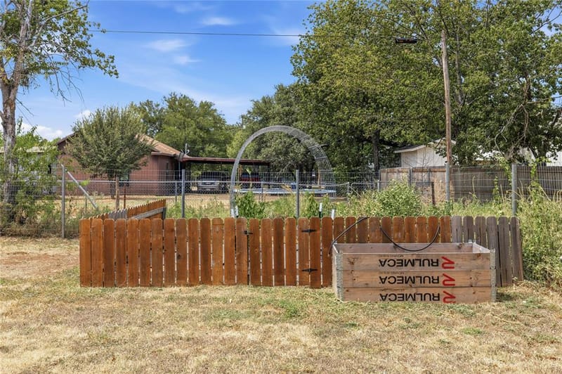 1303 Avenue D, Brownwood TX 76801 - Photo 21