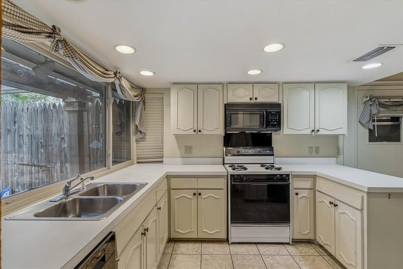 13121 Pennystone Drive, Farmers Branch TX 75244 - Photo 11