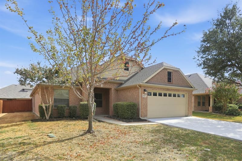 2927 Albares Drive, Grand Prairie TX 75054 - Photo 2