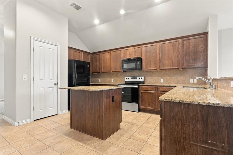 2927 Albares Drive, Grand Prairie TX 75054 - Photo 12