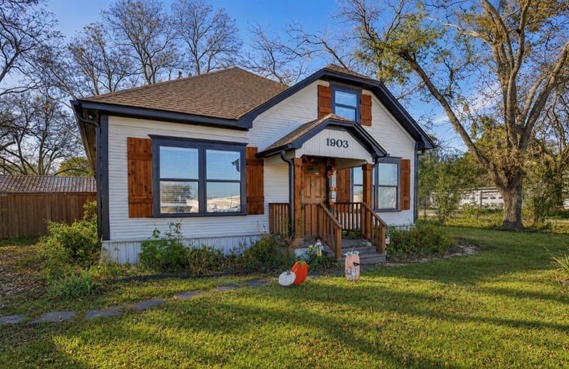 1903 N Weaver Street, Gainesville TX 76240 - Photo 2