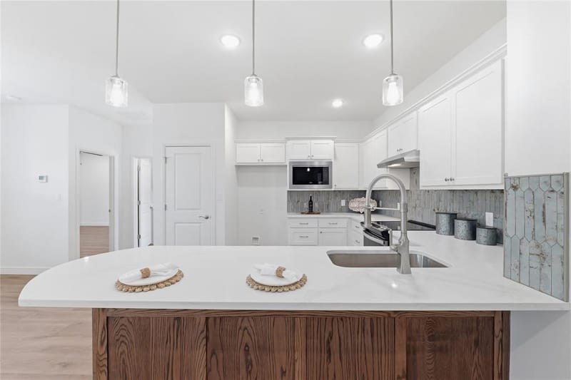204 E Ewell Street, Granbury TX 76048 - Photo 6
