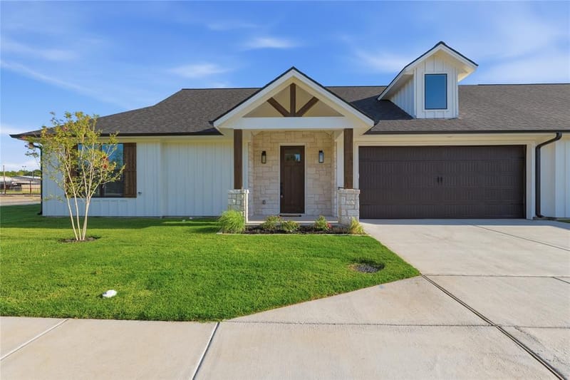 206 E Ewell Street, Granbury TX 76048