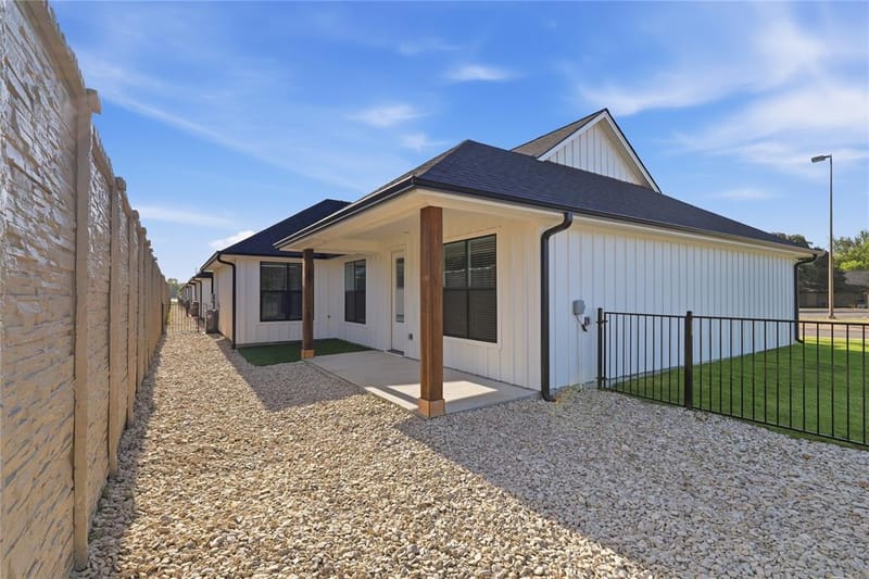 210 E Ewell Street, Granbury TX 76048 - Photo 25