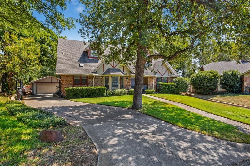 4219 Pleasant Oaks Court, Arlington TX 76016 - Photo 2