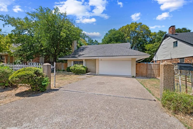 215 Johnson Drive, Duncanville TX 75116 - Photo 2