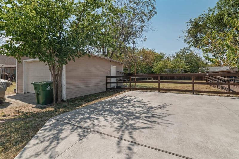 700 Elm Street, Sanger TX 76266 - Photo 28