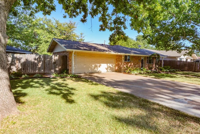1207 Lynnwood Drive, Cleburne TX 76033 - Photo 2