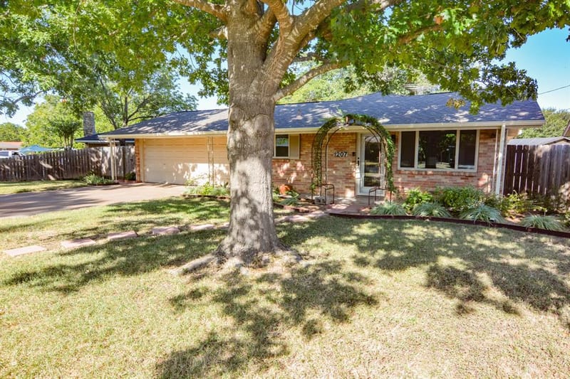 1207 Lynnwood Drive, Cleburne TX 76033 - Photo 3