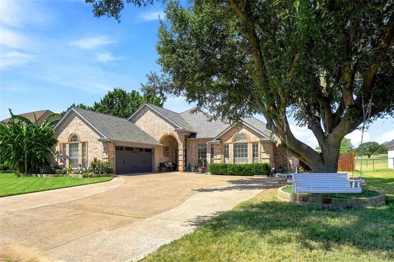 118 Golfers Way, Azle TX 76020 - Photo 2