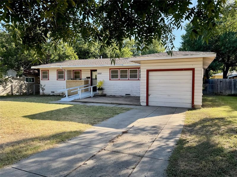 2207 4th Street, Brownwood TX 76801 - Photo 2