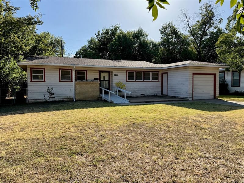 2207 4th Street, Brownwood TX 76801