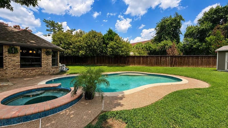 902 Briarcliff Court, Arlington TX 76012 - Photo 2