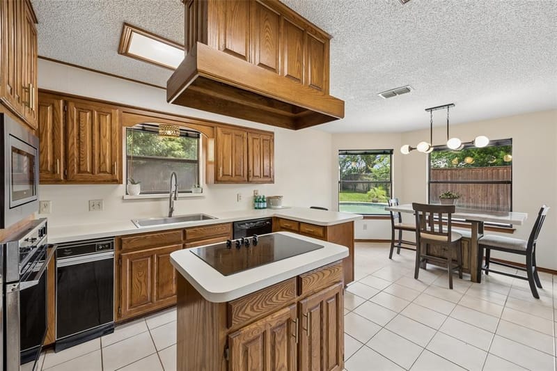 902 Briarcliff Court, Arlington TX 76012 - Photo 8