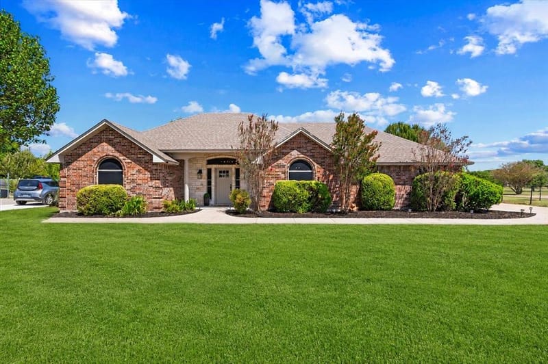 833 Shady Brook Lane, Red Oak TX 75154