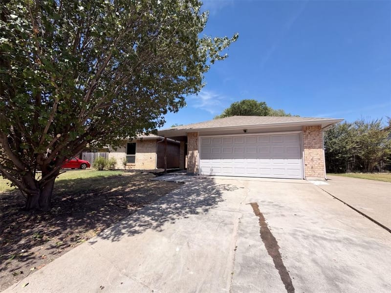 220 Grand Meadow Drive, Fort Worth TX 76108