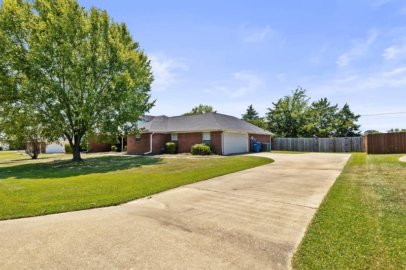 2707 Silver Spring Trail, Mount Pleasant TX 75455 - Photo 2