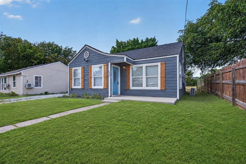 805 Adkins Street, Bowie TX 76230 - Photo 4