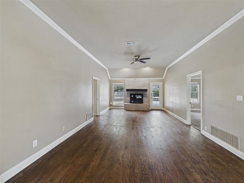 616 W Walcott Street, Pilot Point TX 76258 - Photo 6