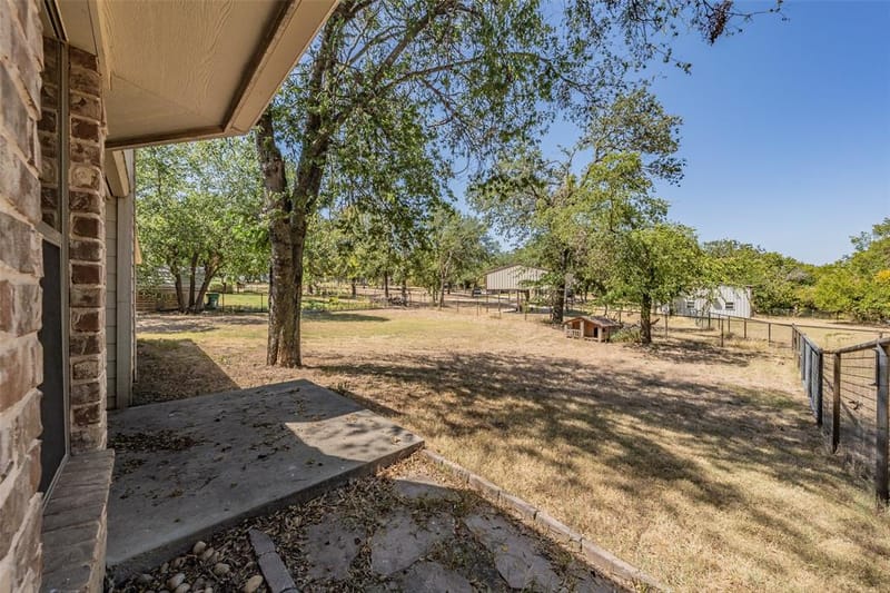 115 Pleasant Oaks Lane, Springtown TX 76082 - Photo 6
