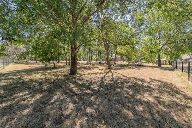 115 Pleasant Oaks Lane, Springtown TX 76082 - Photo 13