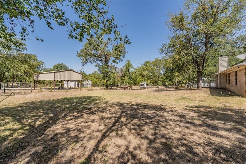 115 Pleasant Oaks Lane, Springtown TX 76082 - Photo 9