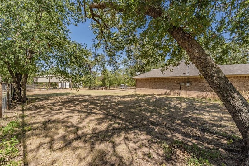 115 Pleasant Oaks Lane, Springtown TX 76082 - Photo 10
