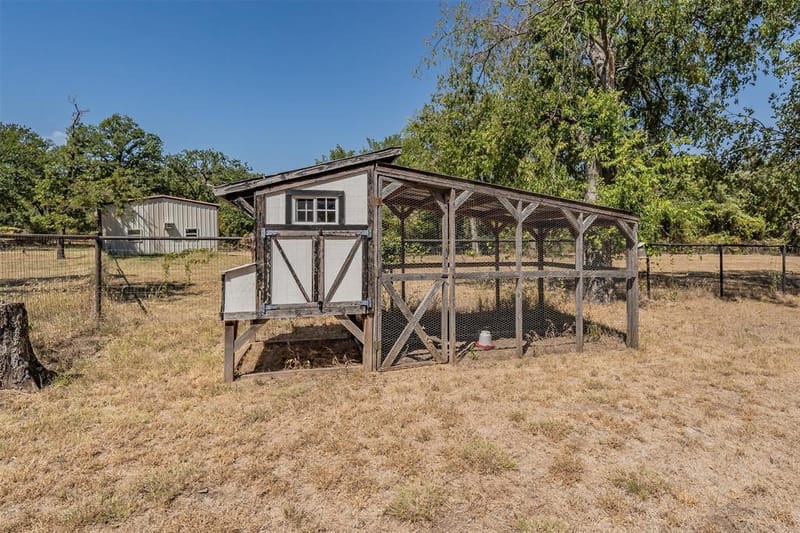 115 Pleasant Oaks Lane, Springtown TX 76082 - Photo 11