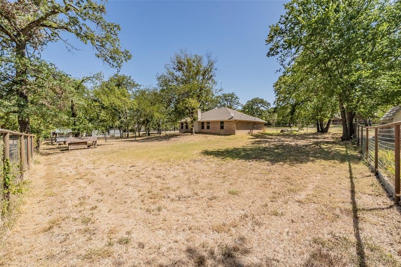 115 Pleasant Oaks Lane, Springtown TX 76082 - Photo 8