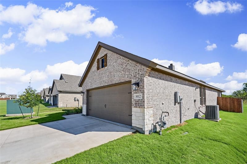 802 Juneau Street, Gainesville TX 76240 - Photo 2