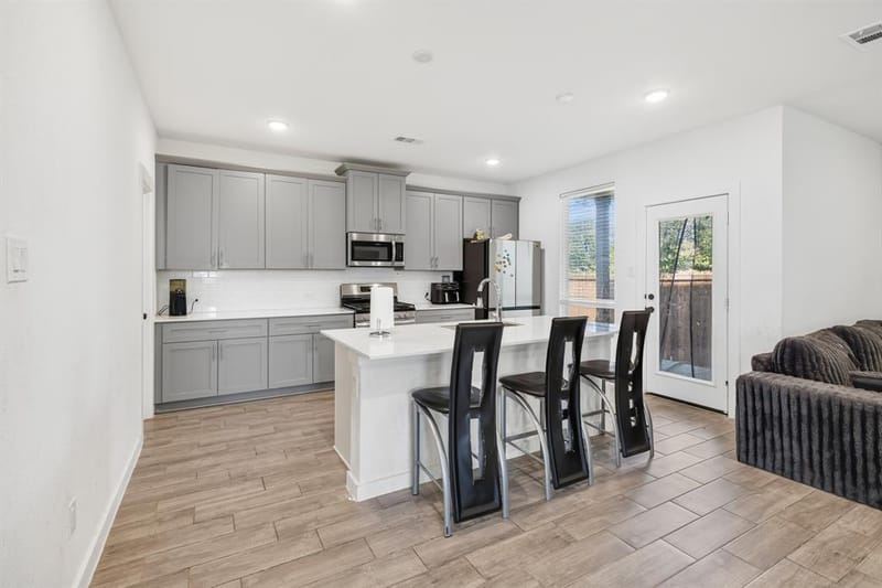 4539 Hogans Alley Drive, Arlington TX 76001 - Photo 8