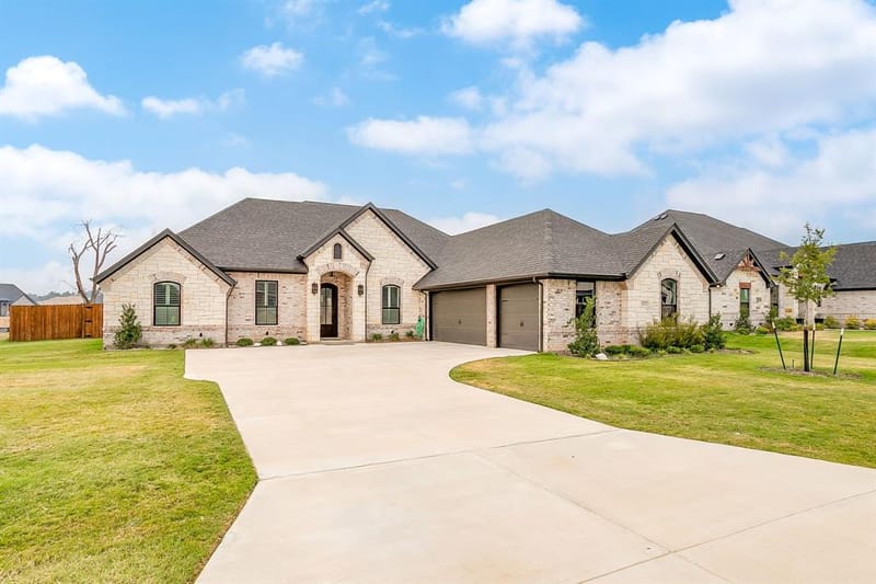 2172 Middlewood Circle, Granbury TX 76049 - Photo 2