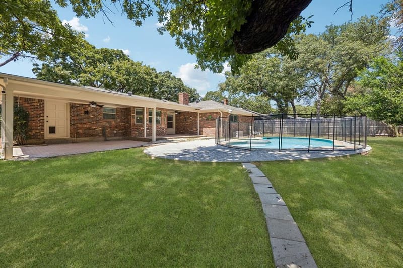 2701 Baldwin Drive, Arlington TX 76012 - Photo 2