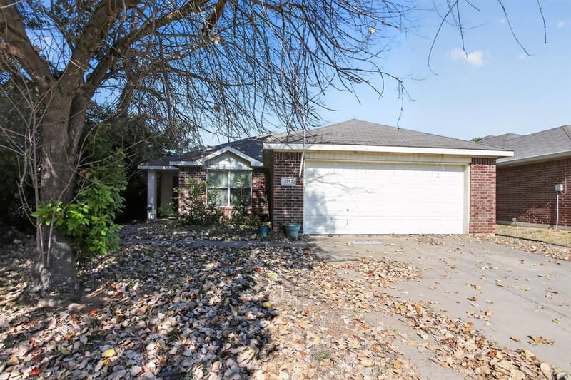 2752 Maegen Circle, Fort Worth TX 76112 - Photo 2