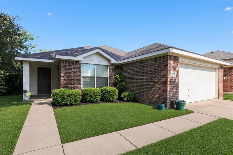 2752 Maegen Circle, Fort Worth TX 76112