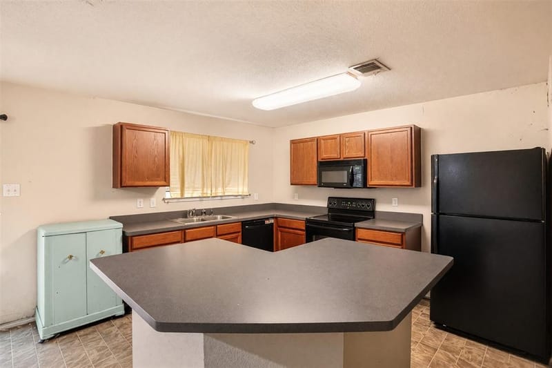 2752 Maegen Circle, Fort Worth TX 76112 - Photo 8